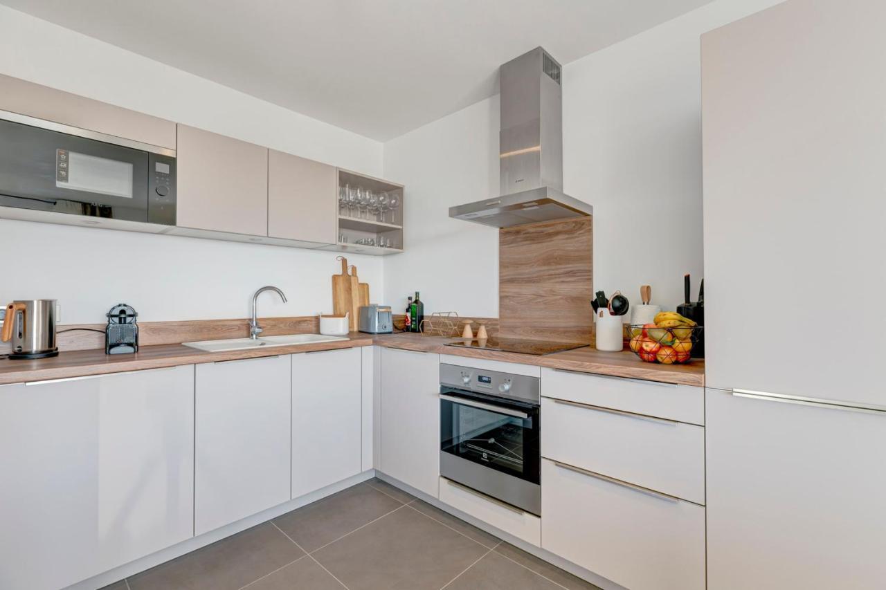 Serenity - 3 Bedroom Top Floor Apartment Parking & Lake View Terrace Аннесі Екстер'єр фото